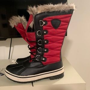 Ladies size 7 snow boots